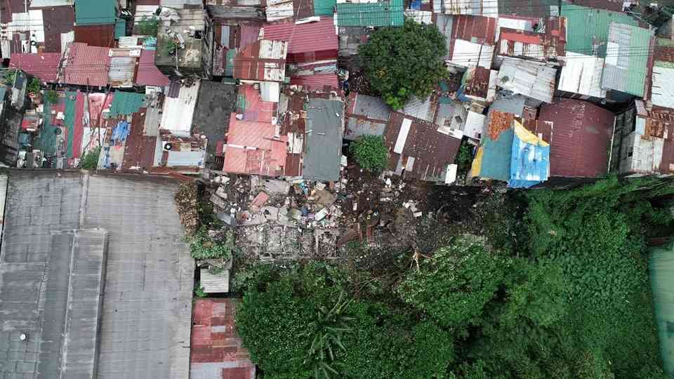1 individual hurt, eight houses wrecked after wall collapses in Valenzuela City
