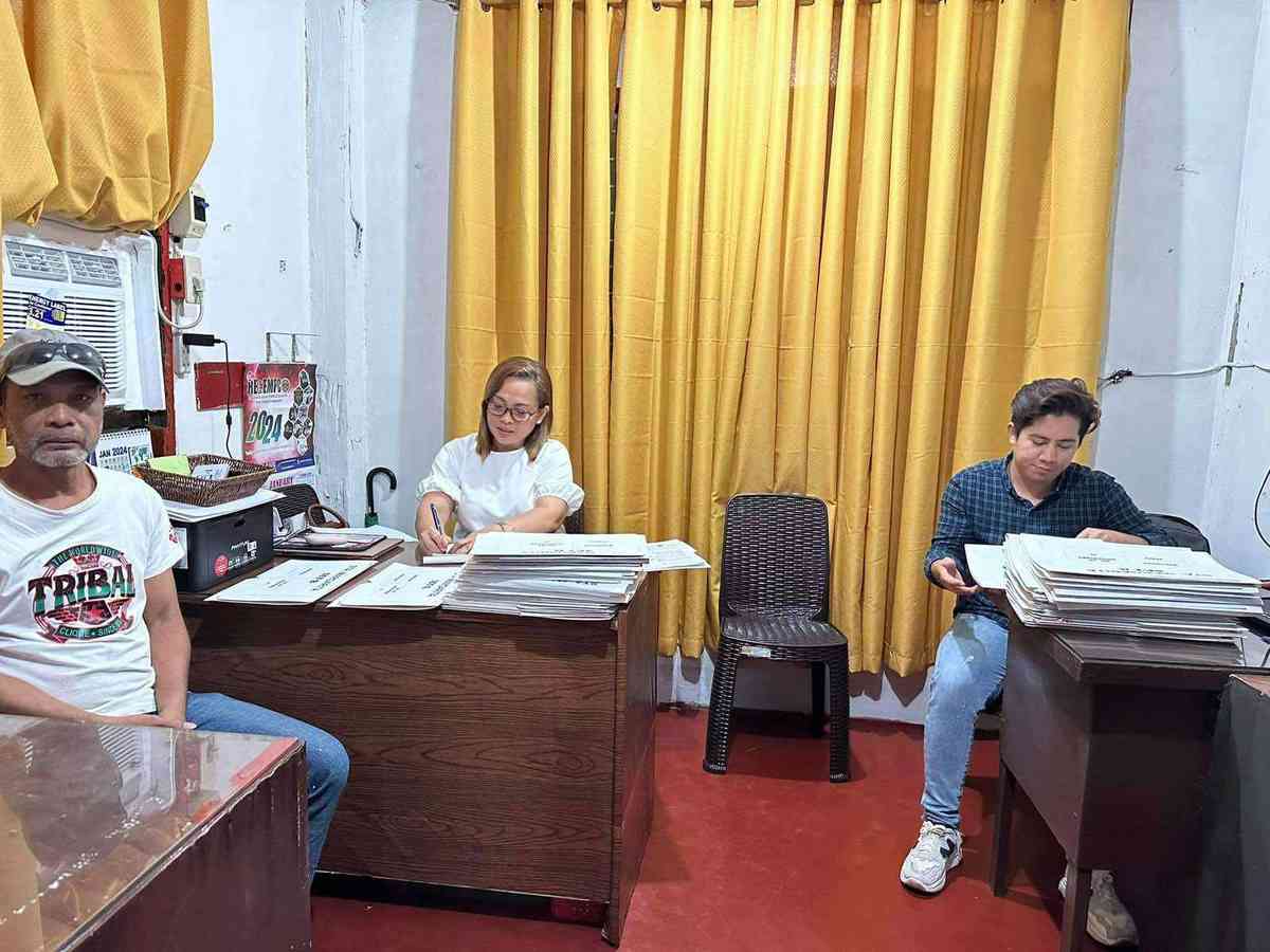 Comelec receives signature papers for cha-cha campaign