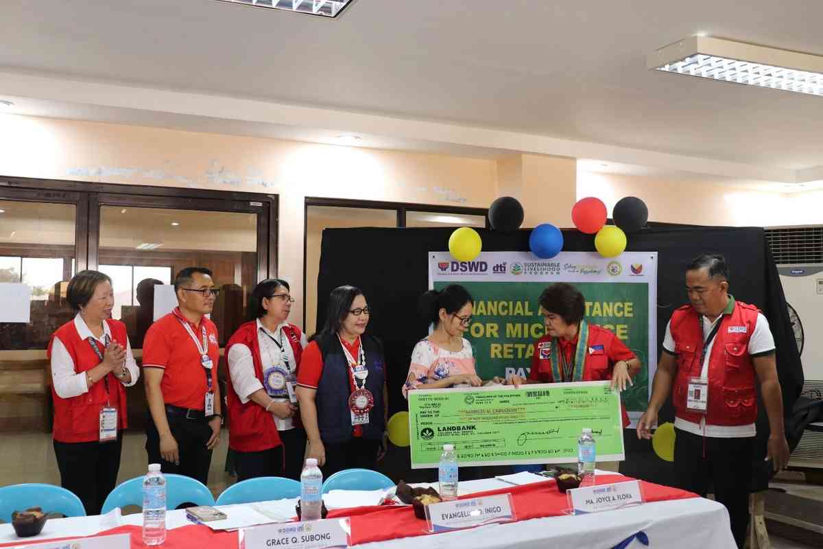 Micro rice retailers in Eastern Visayas receive cash assistance