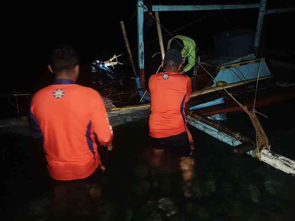 PCG rescues 2 fishermen after boat submerged due to whale shark in Romblon