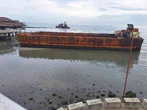 PCG rescues 2 barges that ran aground in waters of Misamis Oriental