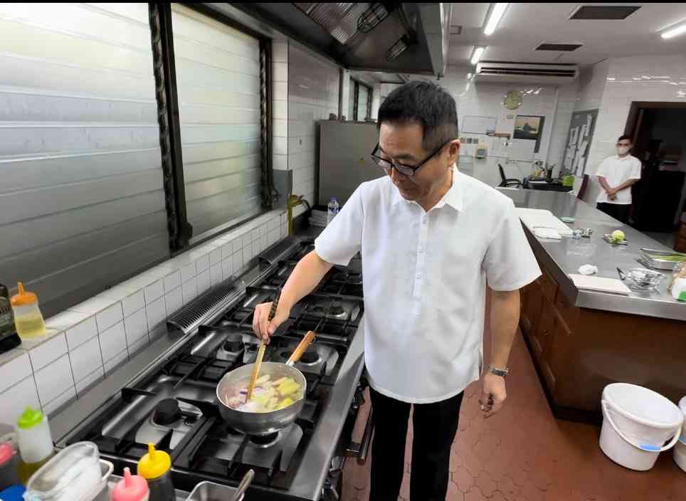 Japanese Ambassador cooks Sinigang sa Kamias