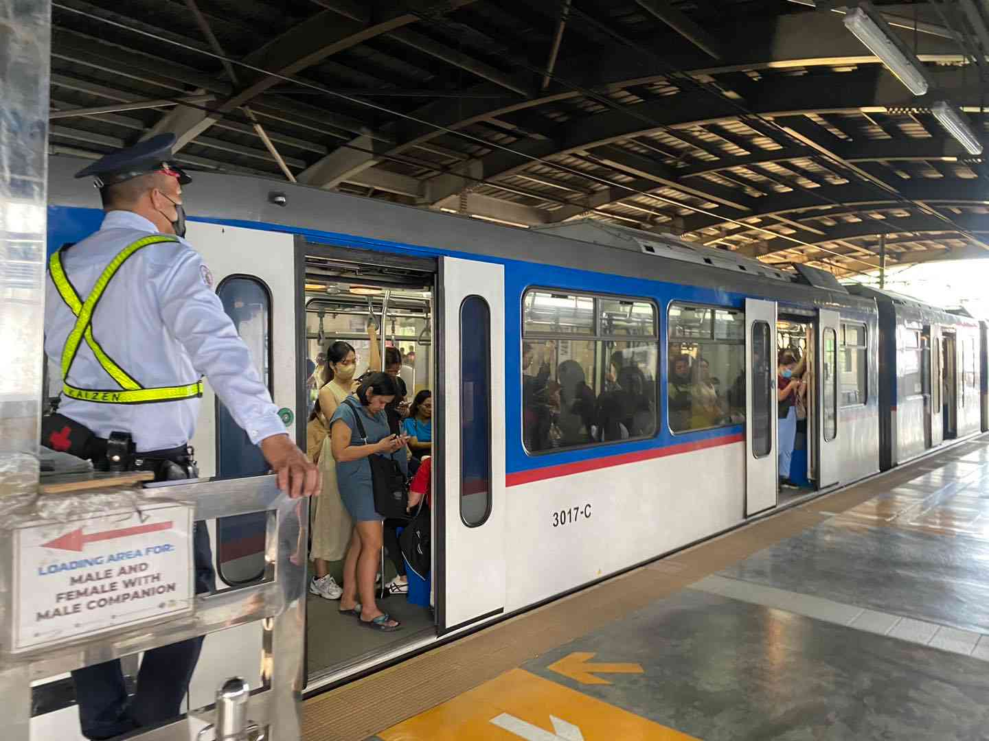 MRT-3 to offer free rides to solo parents on April 20