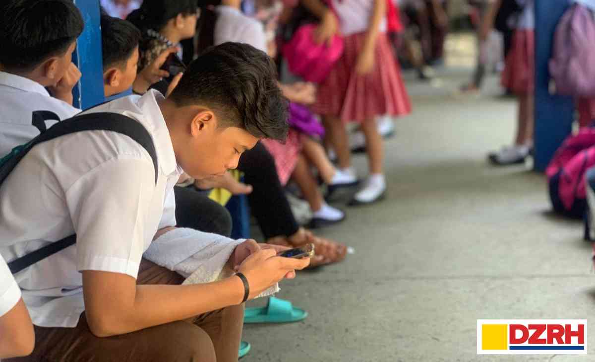 Gatchalian mulls banning cellphone in schools