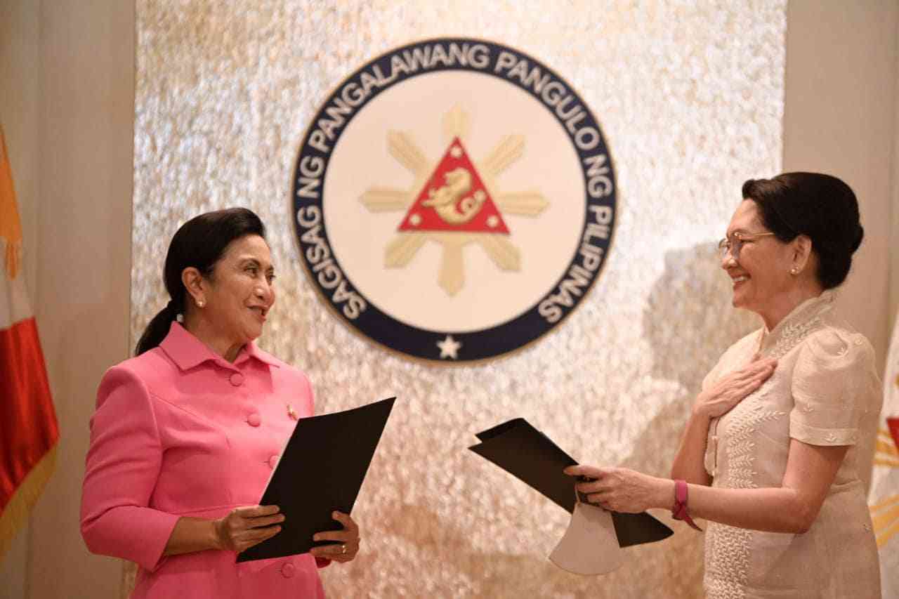 "Nasa likod mo lang kami" Robredo passes torch as opposition leader to Hontiveros