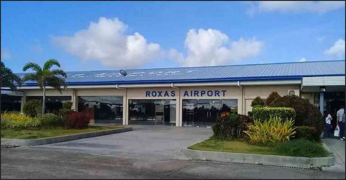 2 airline employees return P200k to owner