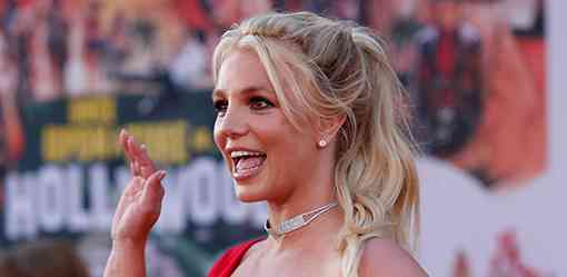 Britney Spears says won't perform while her father controls career