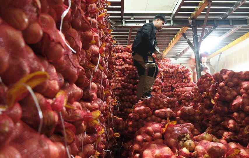 DA, BOC raid illegal storage facility in Navotas; yields over 300 tons of smuggled vegetables