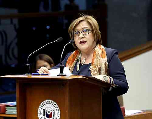 De Lima expresses dismay after Muntinlupa judge inhibits from her last drug case