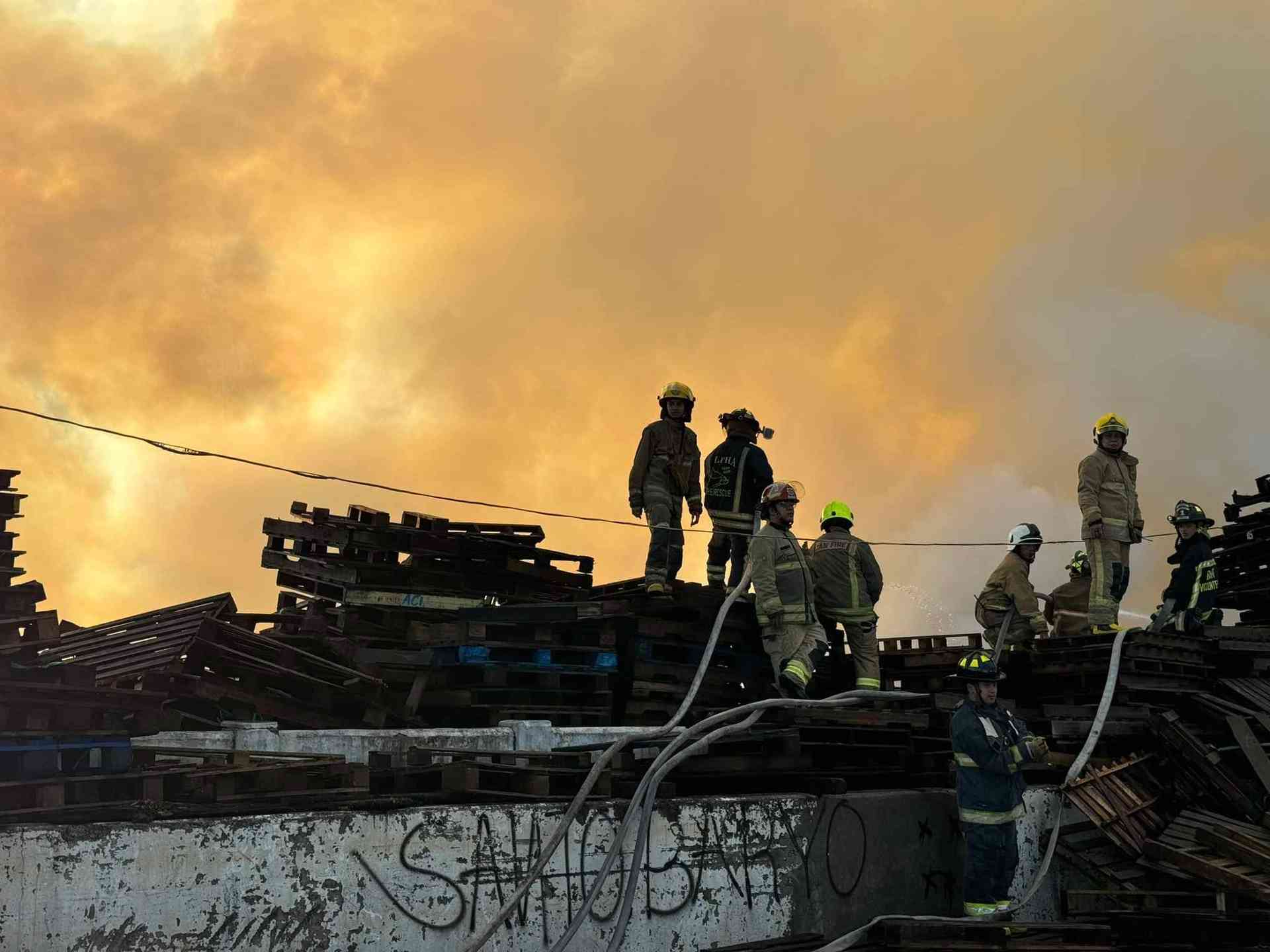 Fire hits Road 10 in Tondo; 80 families living under the bridge evacuated