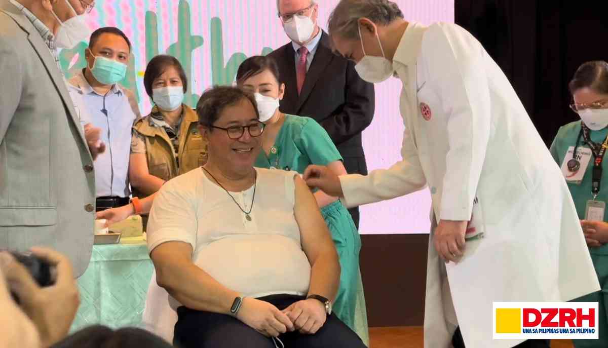 Health chief Herbosa receives first jab of bivalent COVID-19 vaccine in NCR