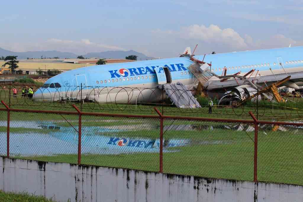 Korean airplane overshoots Cebu airport runway; no reported injured