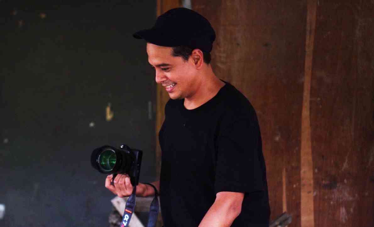 LOOK: John Lloyd Cruz works behind the scene as Cinemalaya photographer