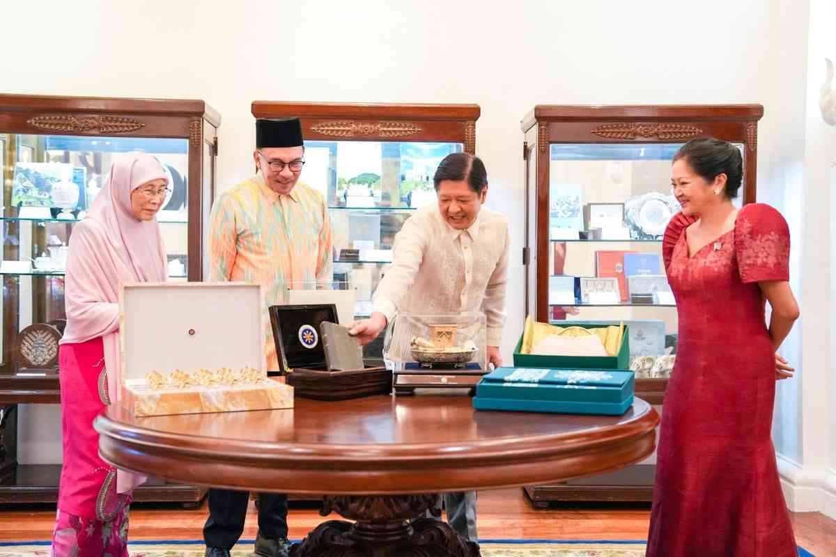 LOOK: Prez Marcos gifts Malaysian PM Anwar 'Noli Me Tangere' novel