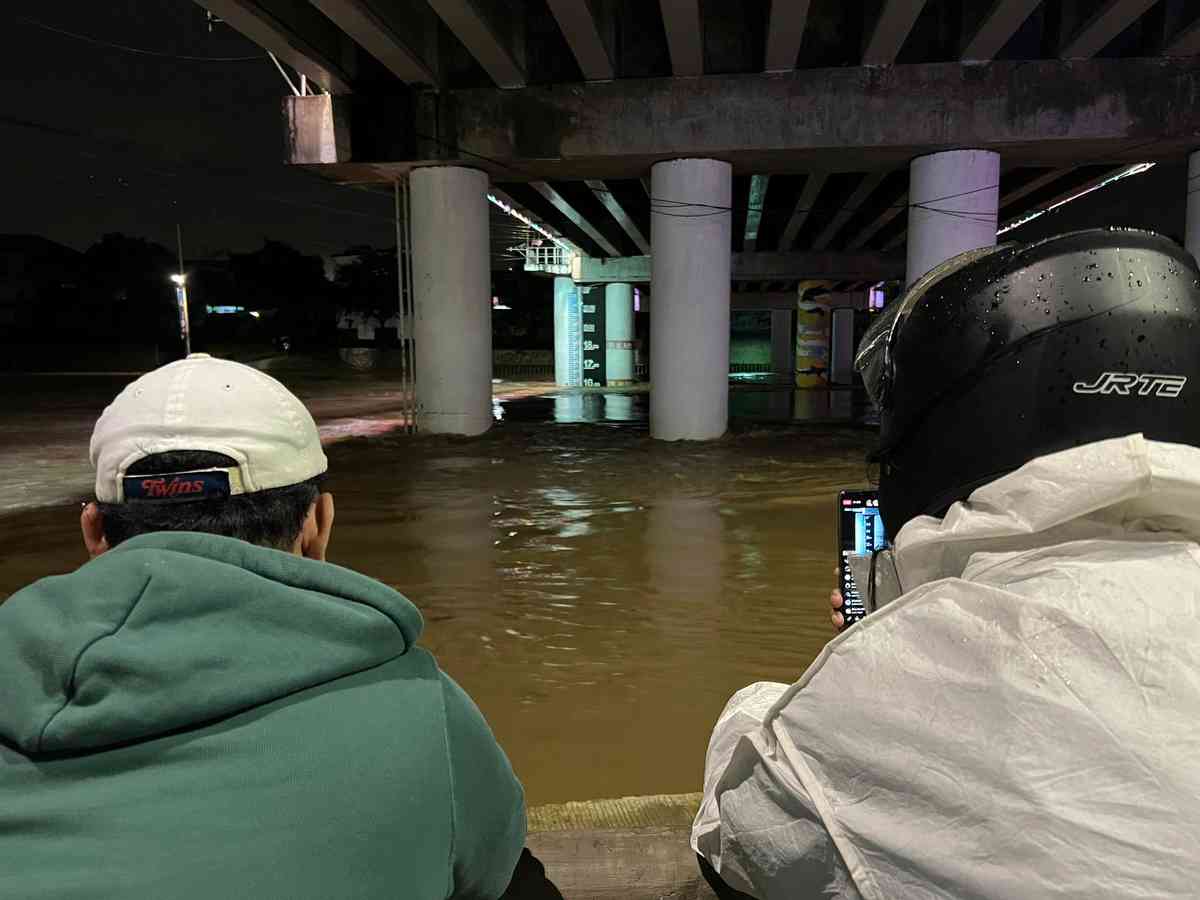 1st alarm raised over Marikina as water level reaches 15 meters