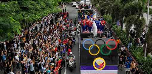 Olympics-Philippines cheers gold medallist gymnast Yulo in victory parade