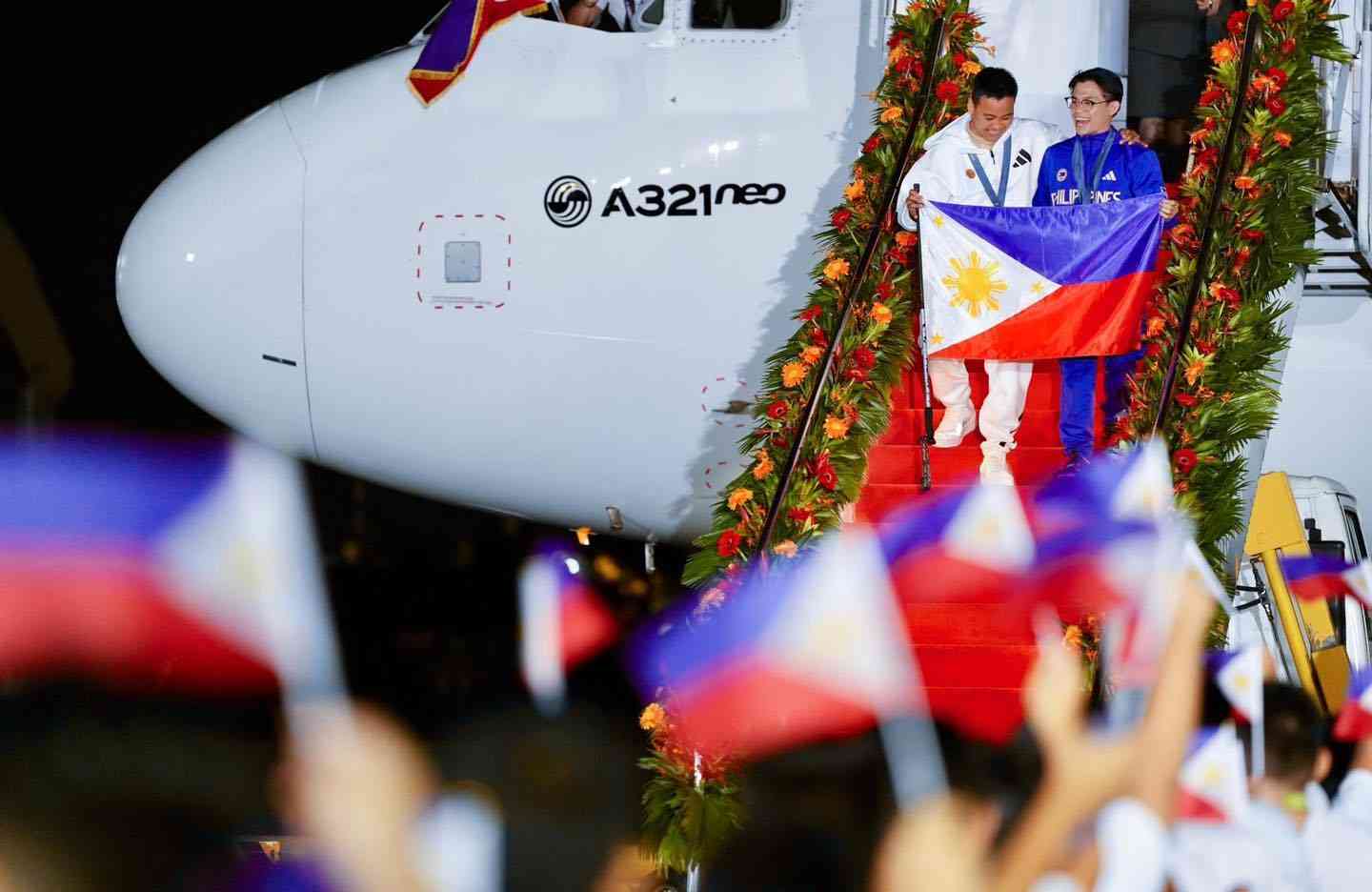 Philippine Olympians return home to warm welcome