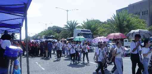 Students from various schools await heroes' parade for PH Olympians