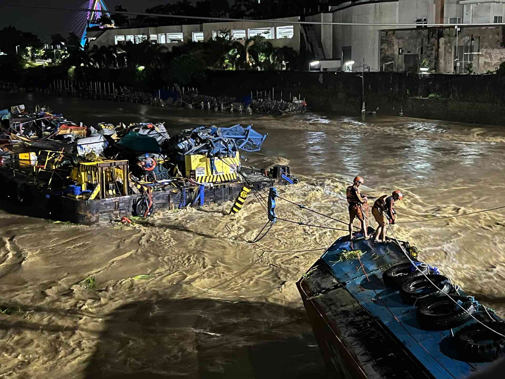 Worker rescued from Marikina river barge