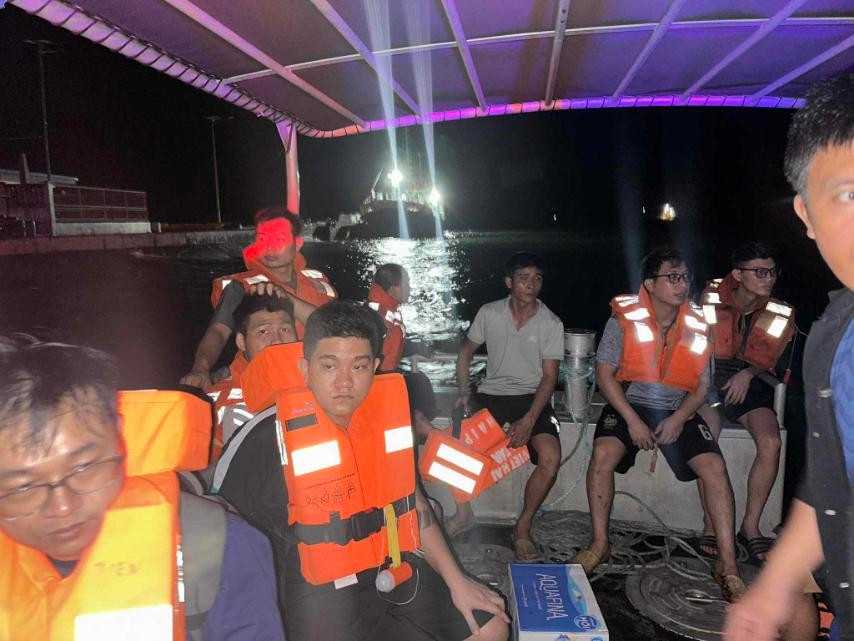 17 Vietnamese crew rescued after boat half-submerged vessel off Palawan - PCG