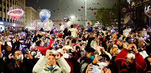 Thousands celebrate the new year in Wuhan amidst China's COVID wave