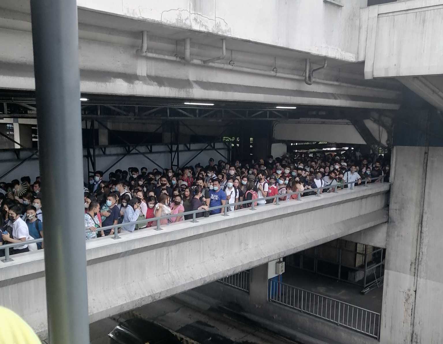 MRT-3 apologizes over long lines in Ortigas station