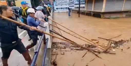 At least two dead, hundreds stranded in Thailand as floods hit north