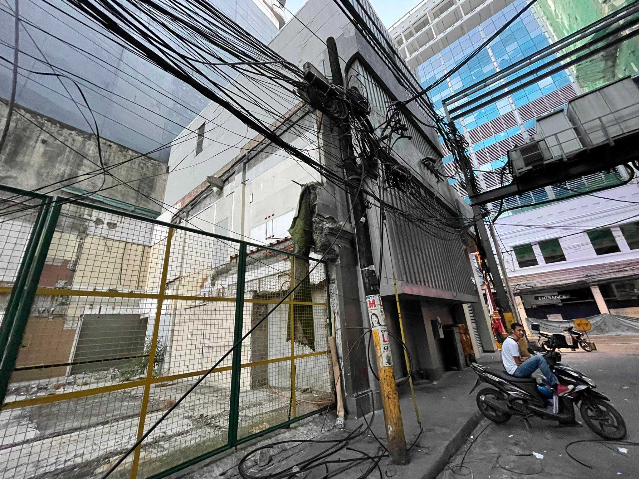 Electrical post fell down in Binondo, Manila