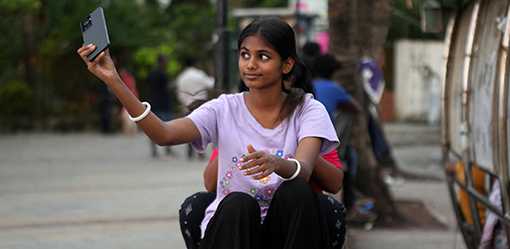 Chance encounter transforms girl from Mumbai slum into teenage model, internet influencer