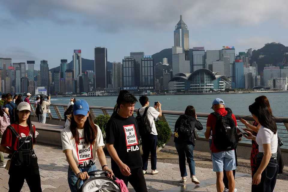 China to cut visa fees by 25% for travelers