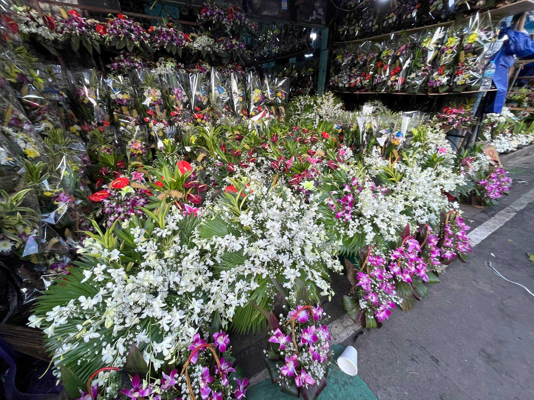 Prices of flowers in Dangwa Market increase ahead Undas