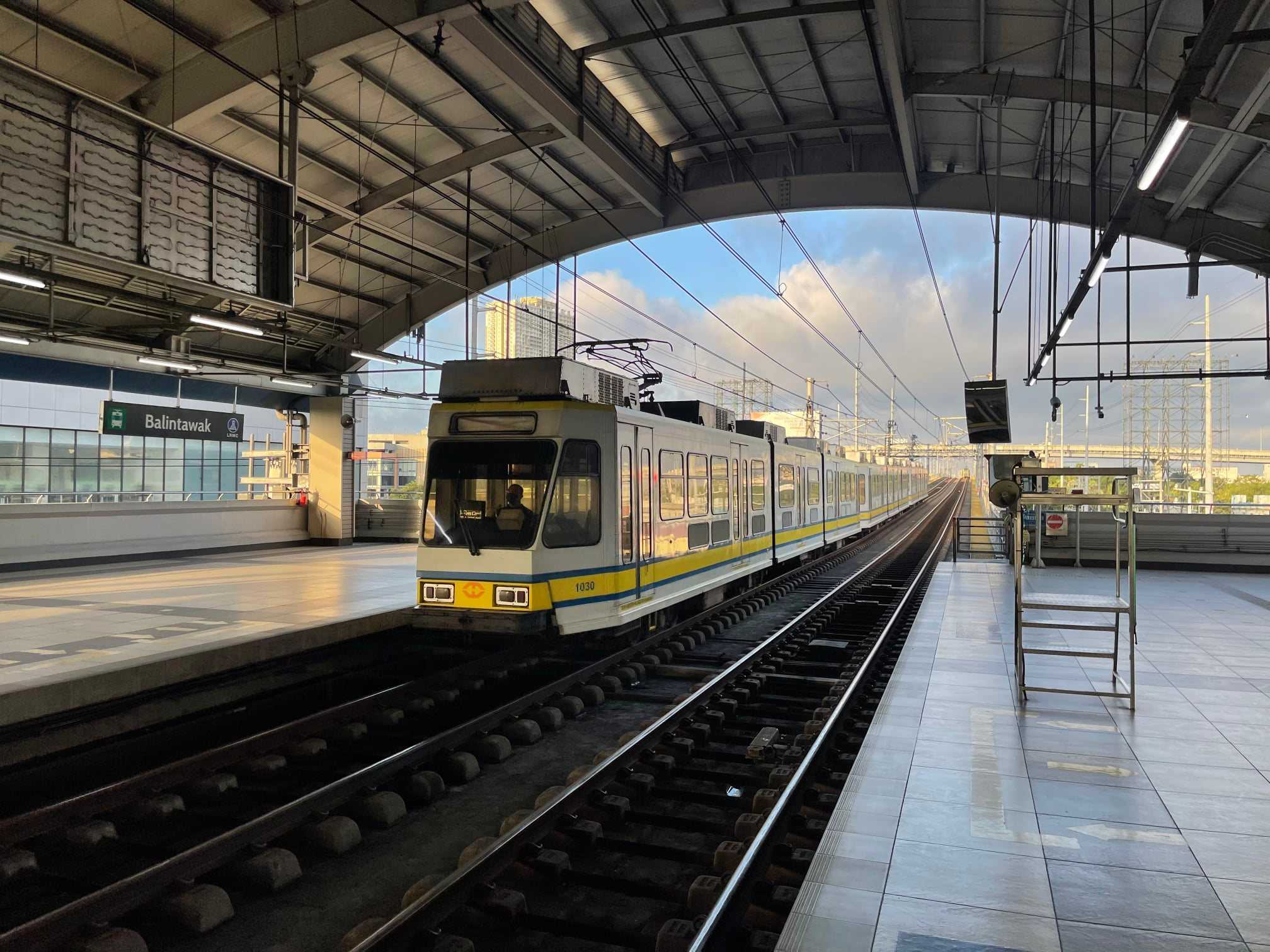 DOTr: Free rides for students only at LRT-2