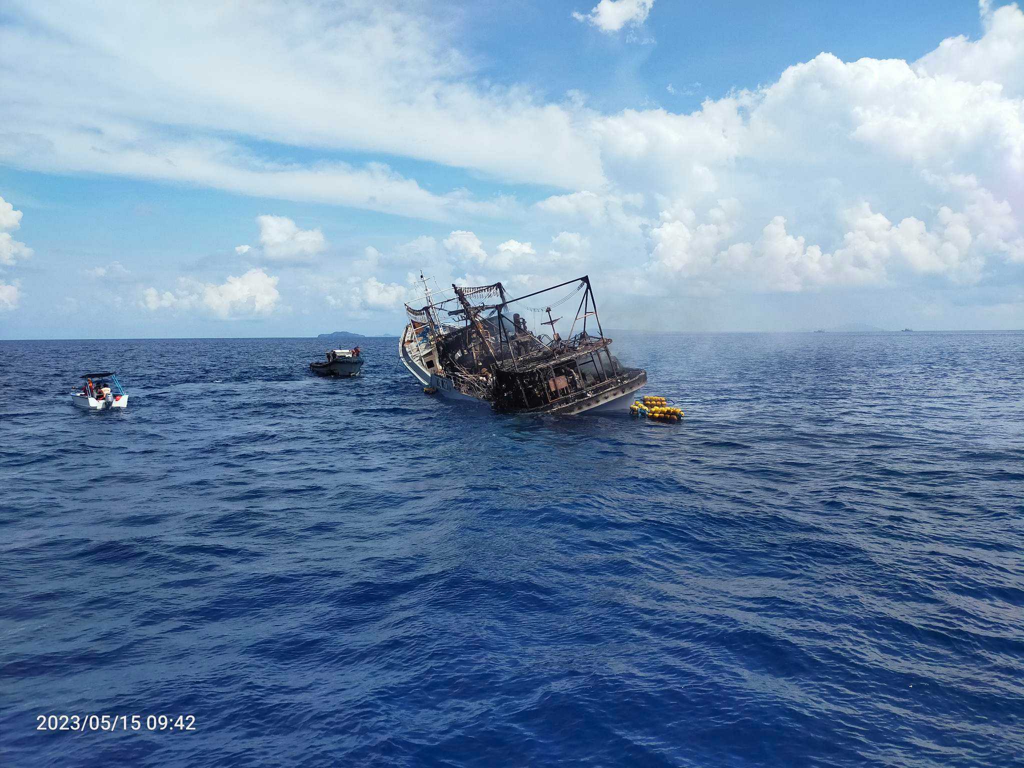 2 hurt after fishing vessel catches fire in Cuyo, Palawan