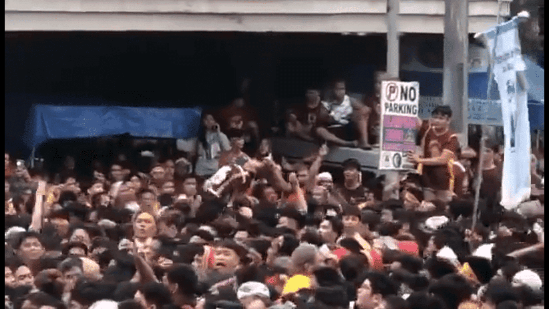 Devotee fainted, carried by sea of crowd amidst Traslacion 2024