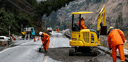 Japan premier vows "ceaseless" aid as snow hampers quake relief