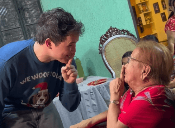 Juan Karlos Labajo sings Christmas carol to fan