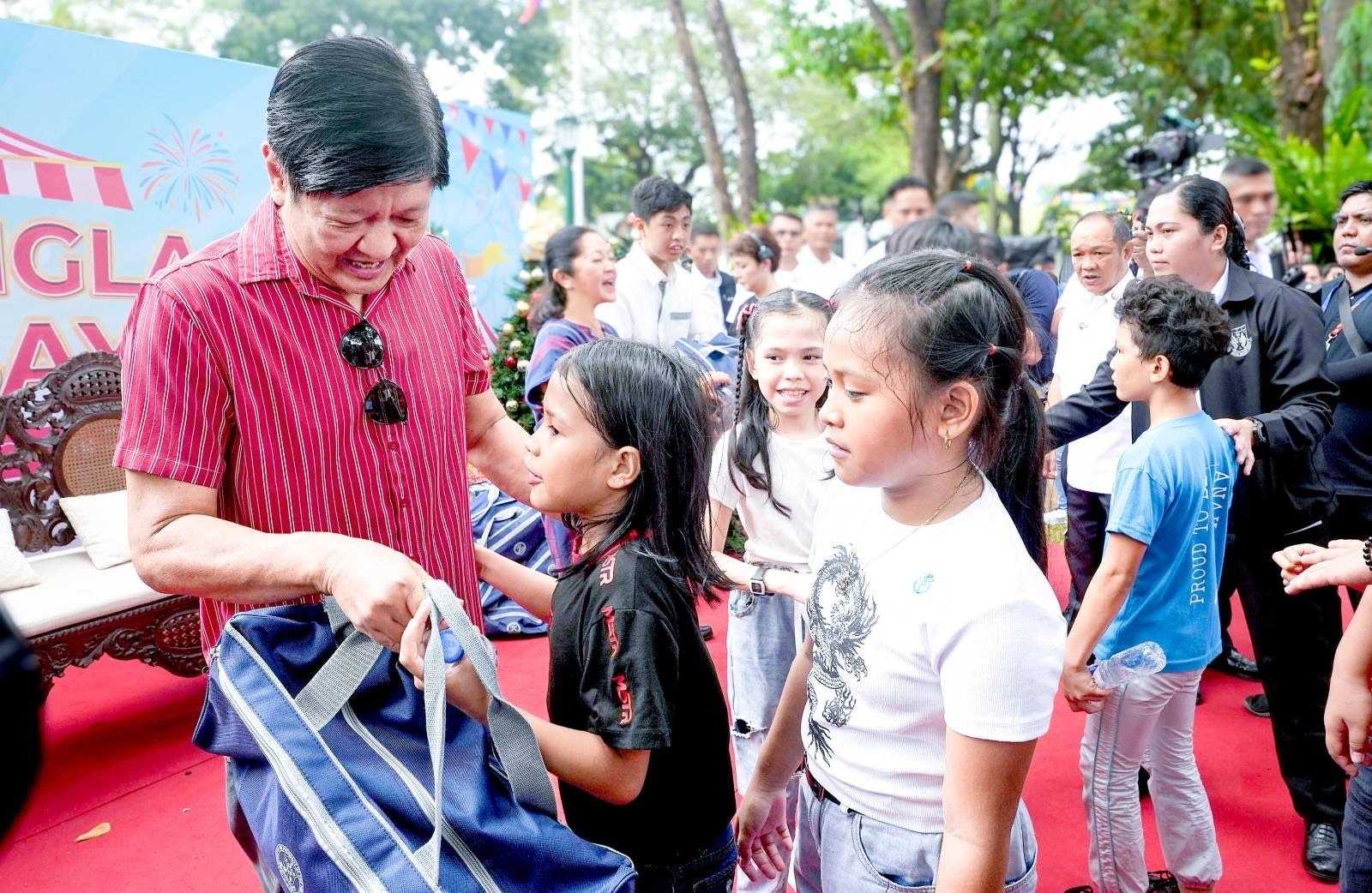 PBBM spearheads Christmas gift-giving activtiy in Malacañang Palace