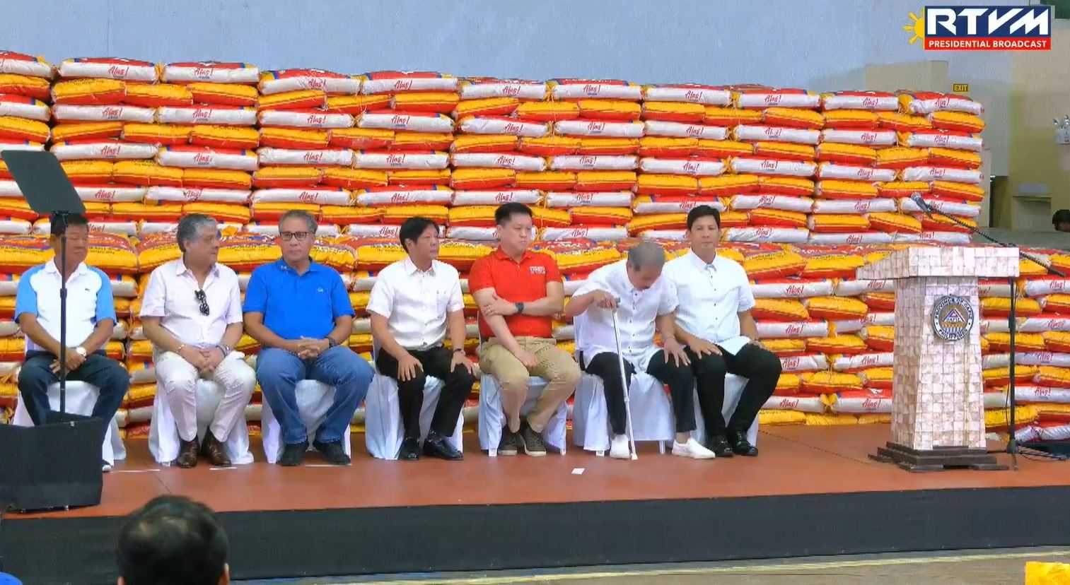 Ex-Senator Mar Roxas joins PBBM in rice distribution in Capiz