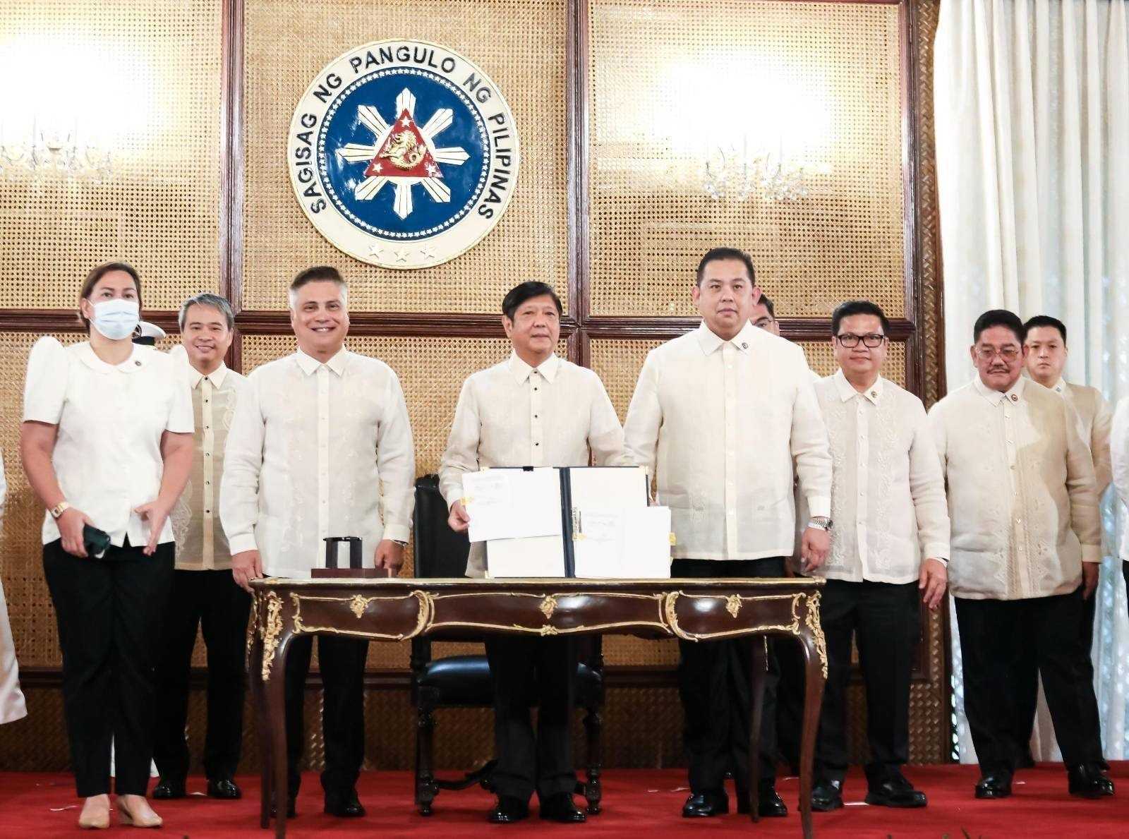 Prez Marcos signs into law the Sim Card Registration bill