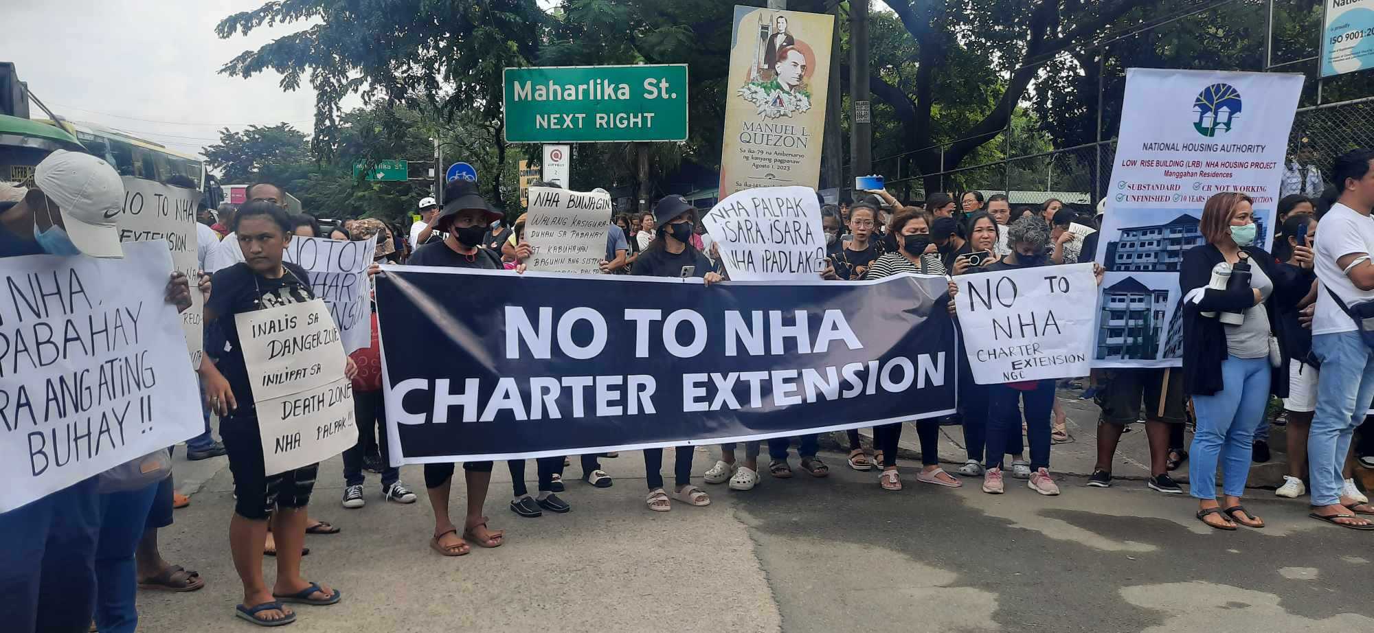 Urban poor group flock to NHA building to oppose Charter Extension