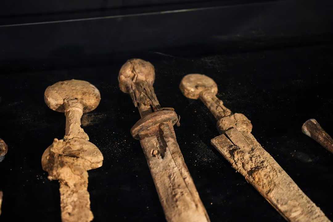 Roman-era swords, likely Jewish rebel booty, unearthed in Israel