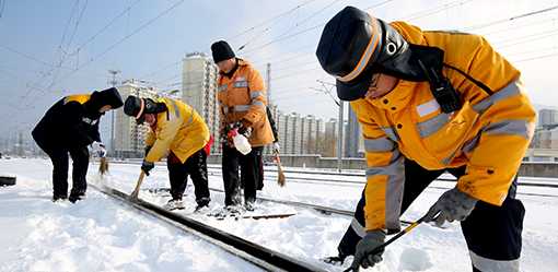 Snow, ice disrupt trips home for millions ahead of Chinese New Year