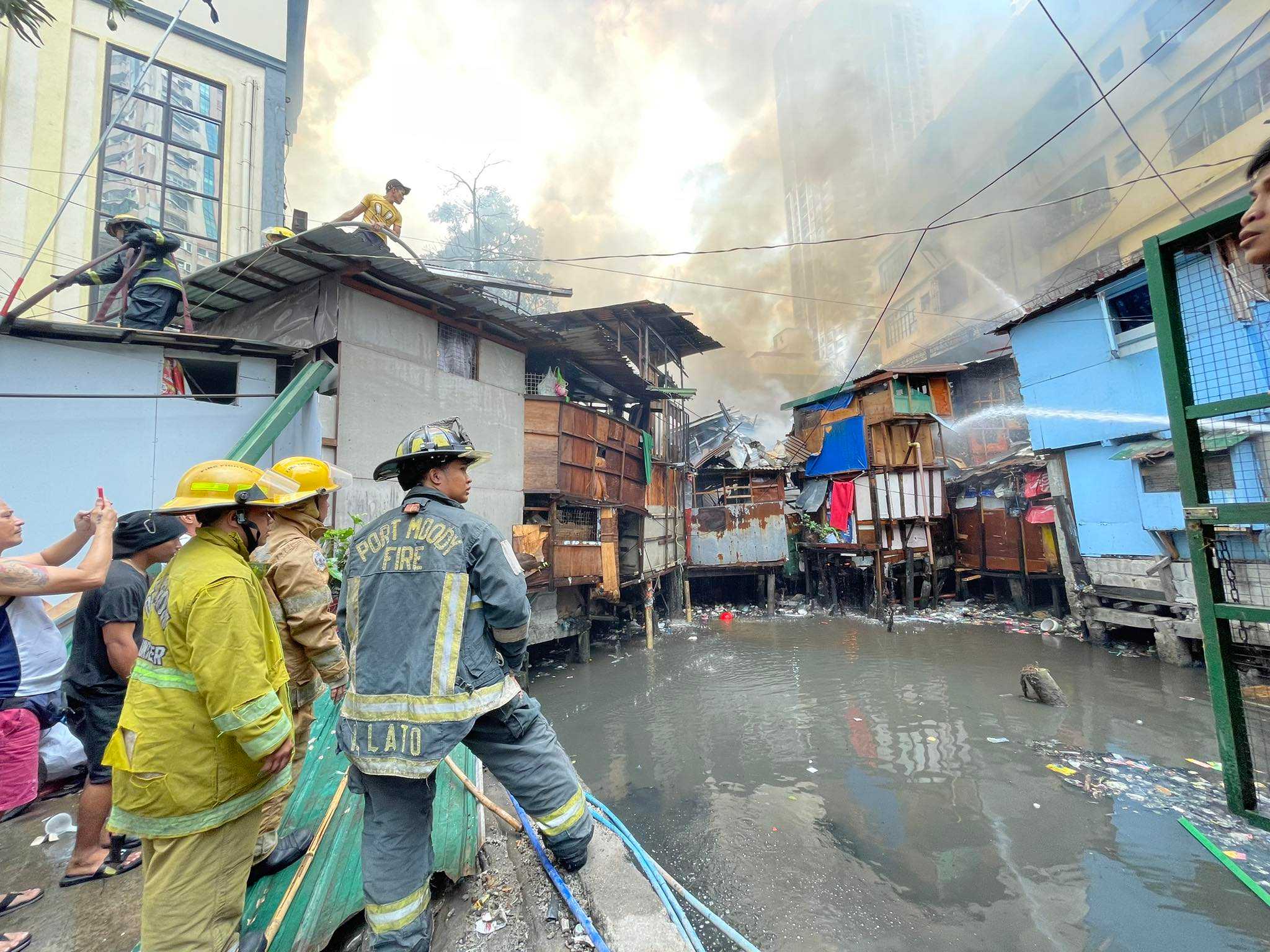 Fire hits residential area in Sta. Cruz Manila