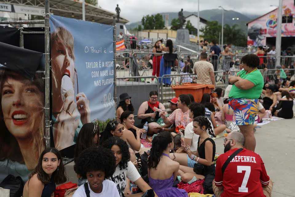 Taylor Swift fans gather for cooler Rio show after fan’s death