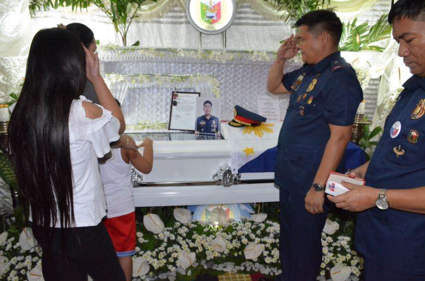 Slain San Miguel, Bulacan chief receives medal of honor