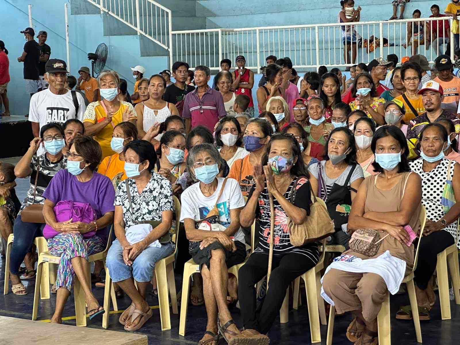 Bong Go provides aid to indigents in Luna, La Union