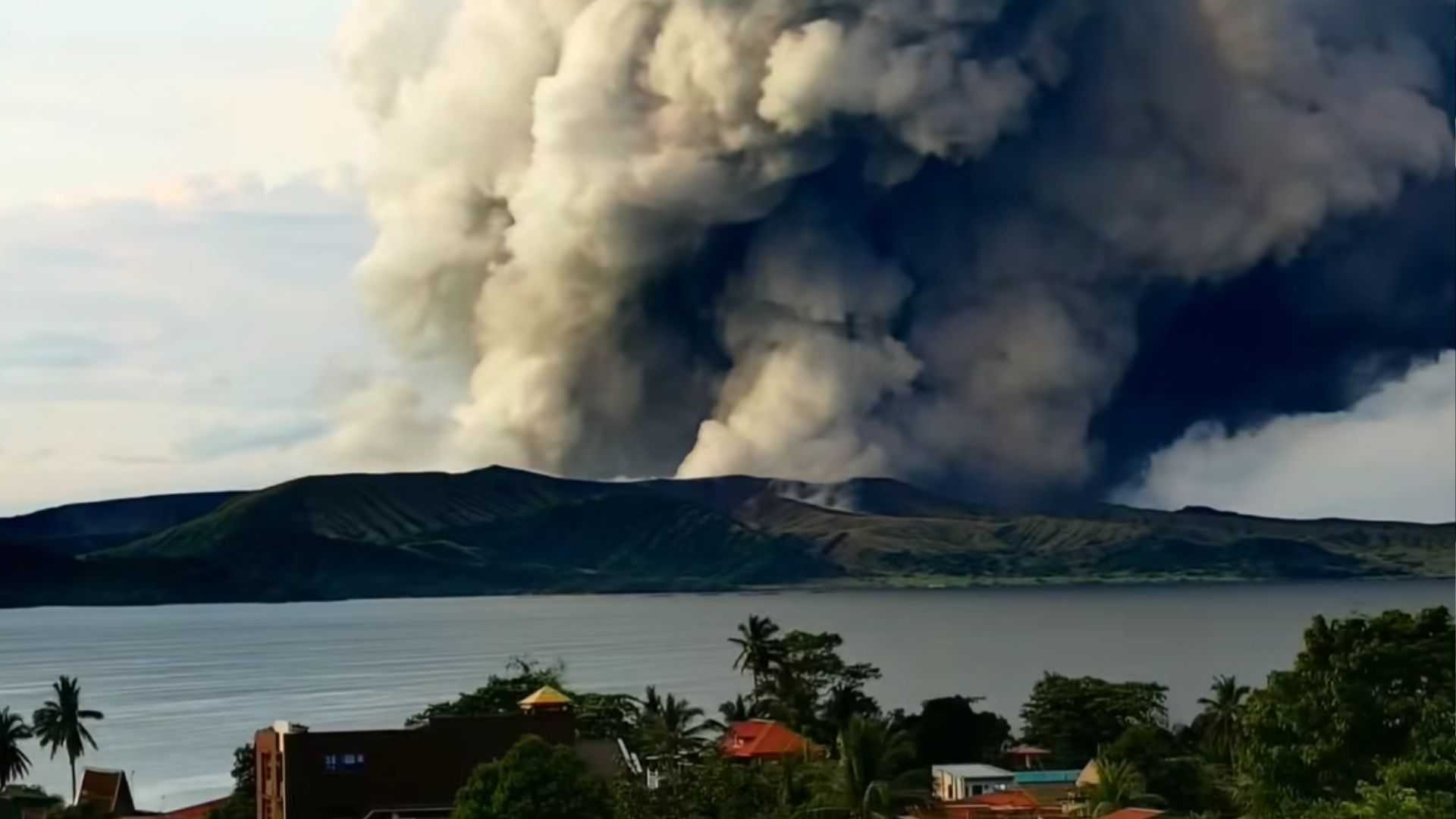 Minor phreatomagmatic recorded at Taal Volcano