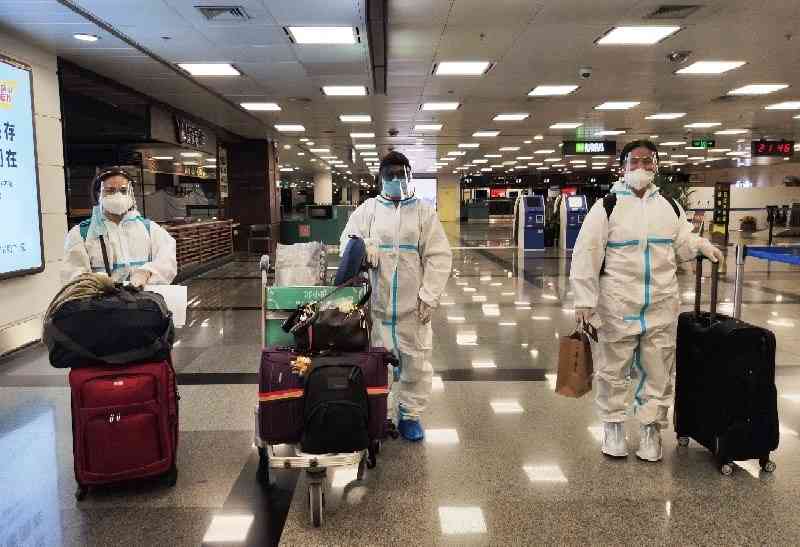 OFWs not required to wear PPEs during departure — POEA