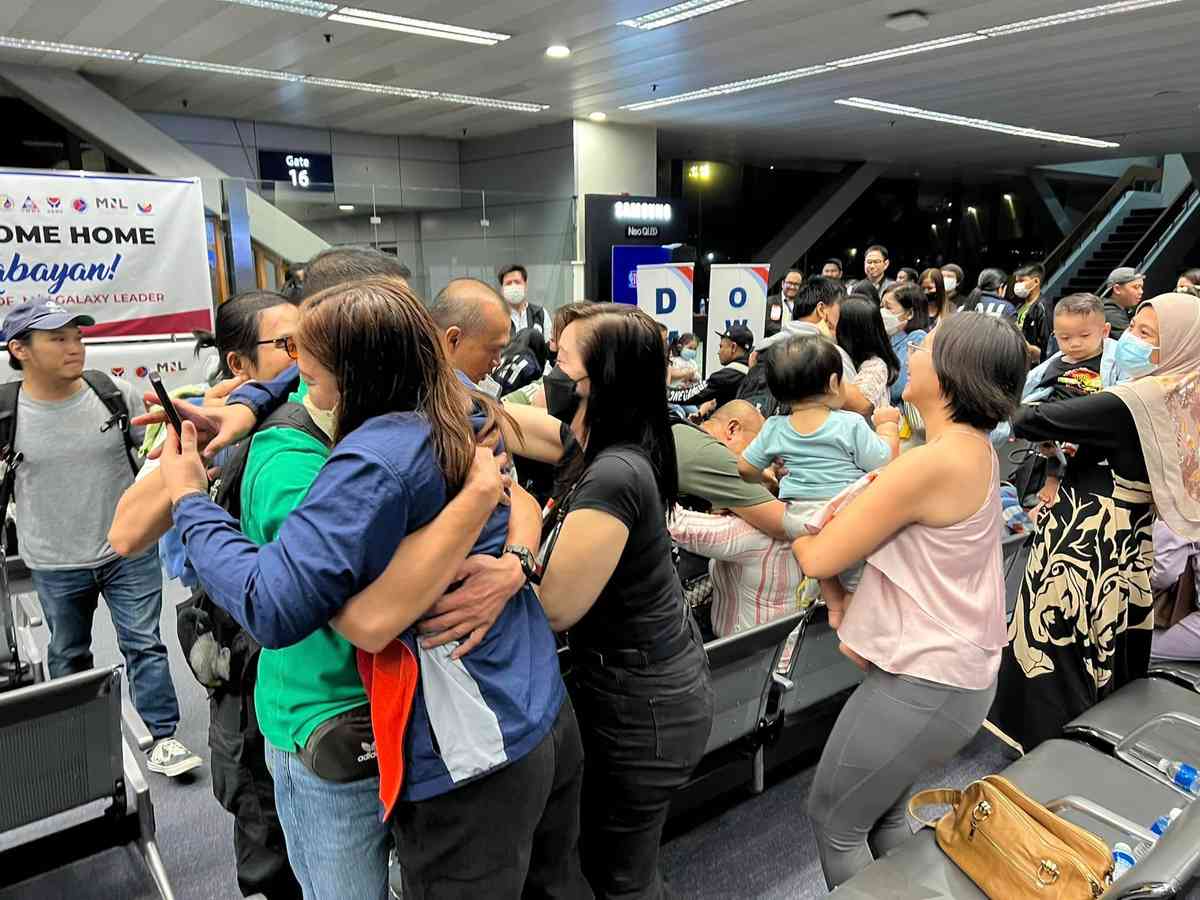 17 Filipino seafarers of M/V Galaxy Leader arrives home