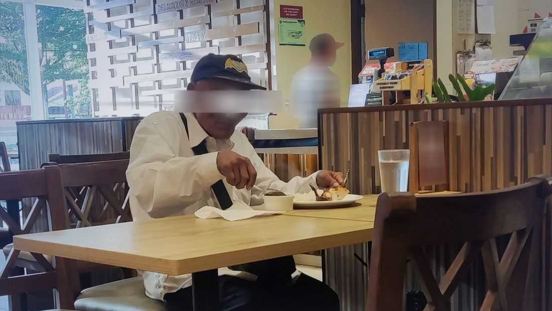 Compassion in Action: Netizens praise fast-food crew’s act of kindness toward elderly diner
